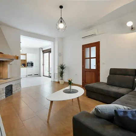Mit Privatpool Fuer 6 Personen Ca 100 Qm In Galizana, Istrien Istrische Riviera * Galizana
